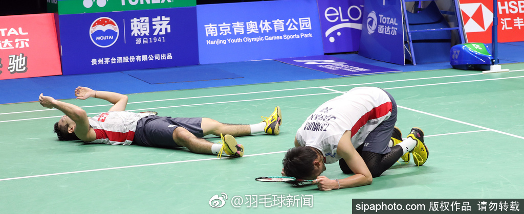 挑落男双头号种子的嘉村健士/园田启悟激情庆祝