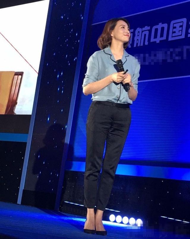 董卿气质不俗只不过瘦出尖下巴了网友瘦了显老胖点好看些