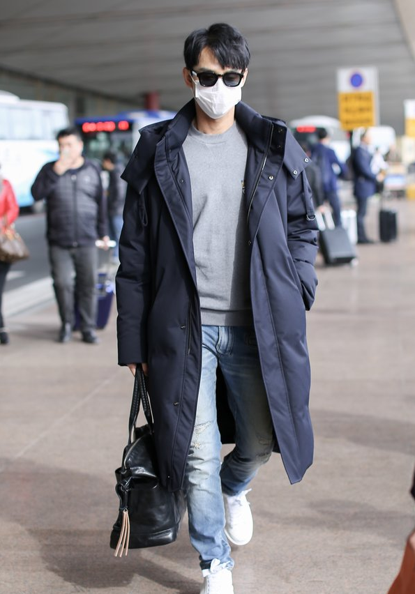 王凯穿黑色羽绒服搭配灰色tee现身机场 简单温暖时髦潮流