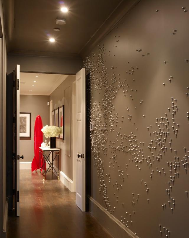 利用钉子和各色毛钱在墙壁上创造好看的装饰