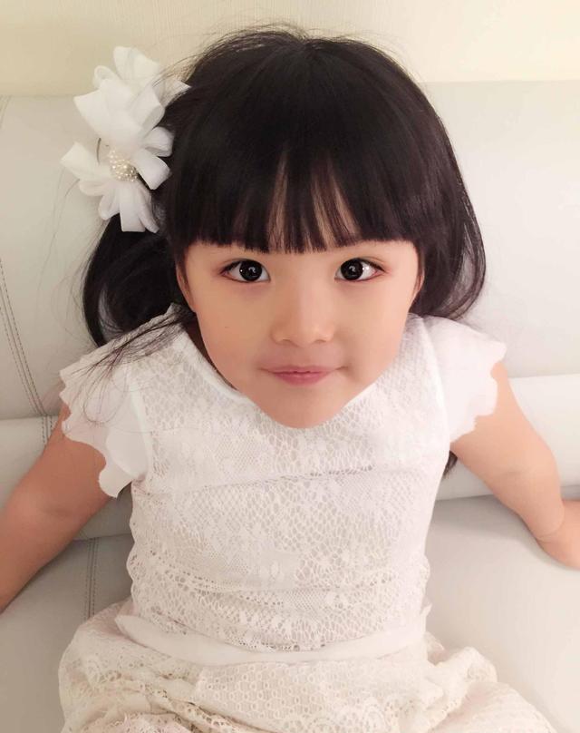 《爸爸去哪儿1》俩女孩,森碟被夸越来越漂亮,angela被网络暴力