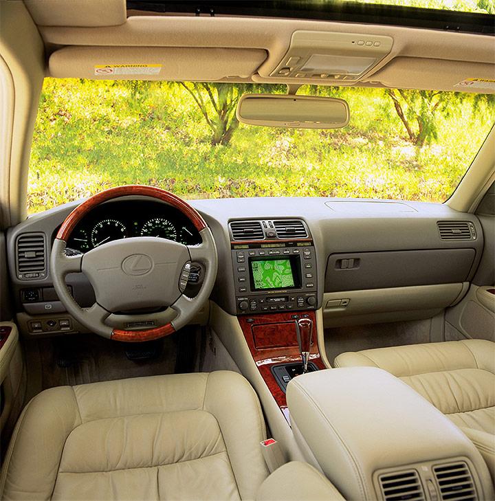 典雅的米色内饰搭配亮面核桃木饰,呈现经典的雷克萨斯旗舰风格.