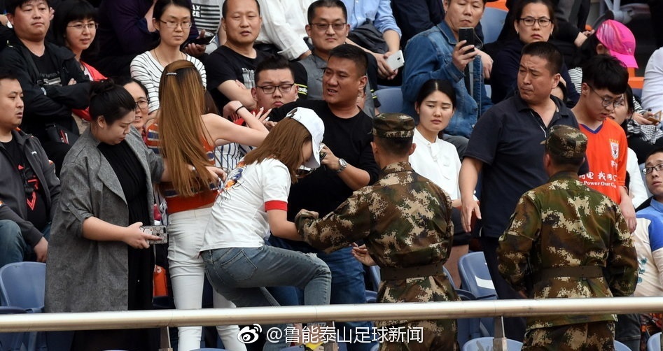今天看台上的女球迷打架是咋回事.....|看台|球迷_新浪新闻