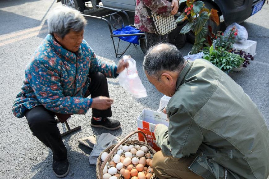 在农村集市上,看到"老人"卖这几样东西不要再买,已有人吃过亏