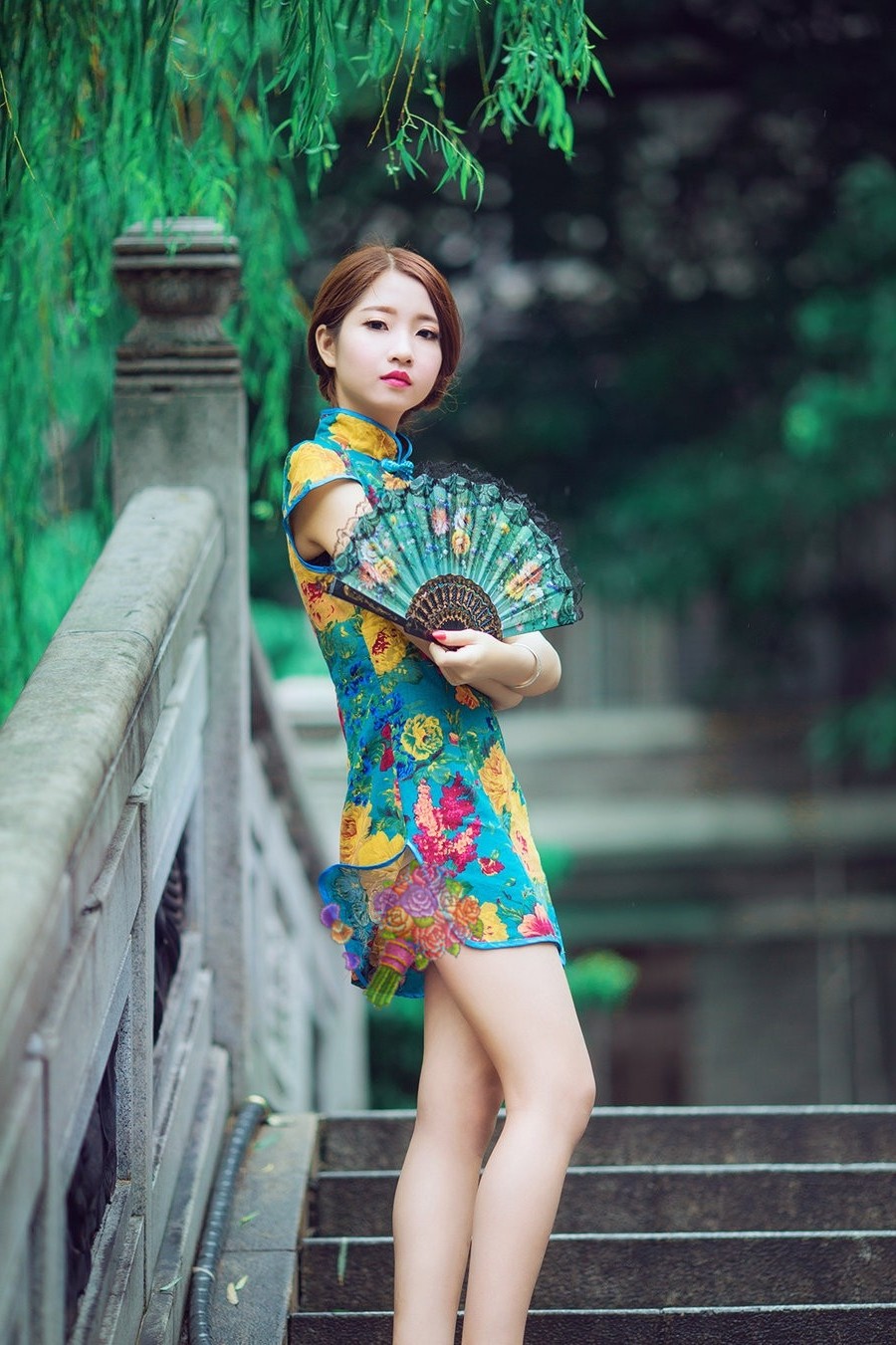 一个有着民族古韵的江南旗袍女子!