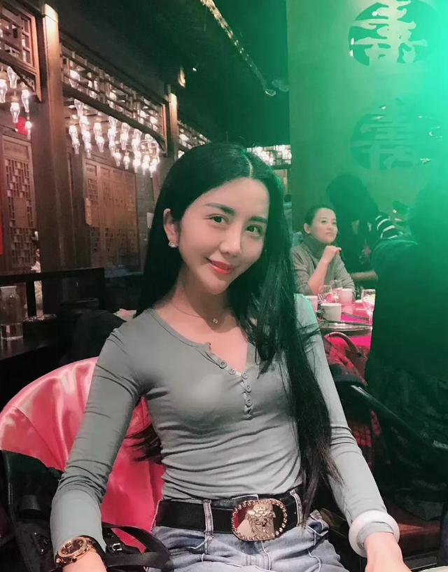 55岁谢东大婚!无名歌手蹭热点,网友:歌手这下巴可以钻木取火了