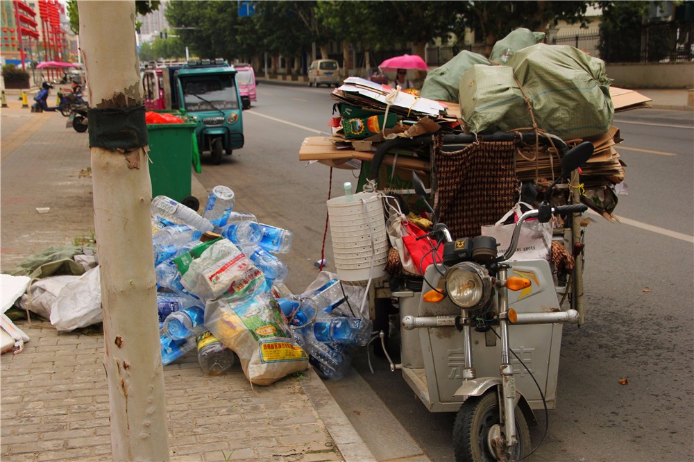农民大叔进城收废品,收入不输公司白领