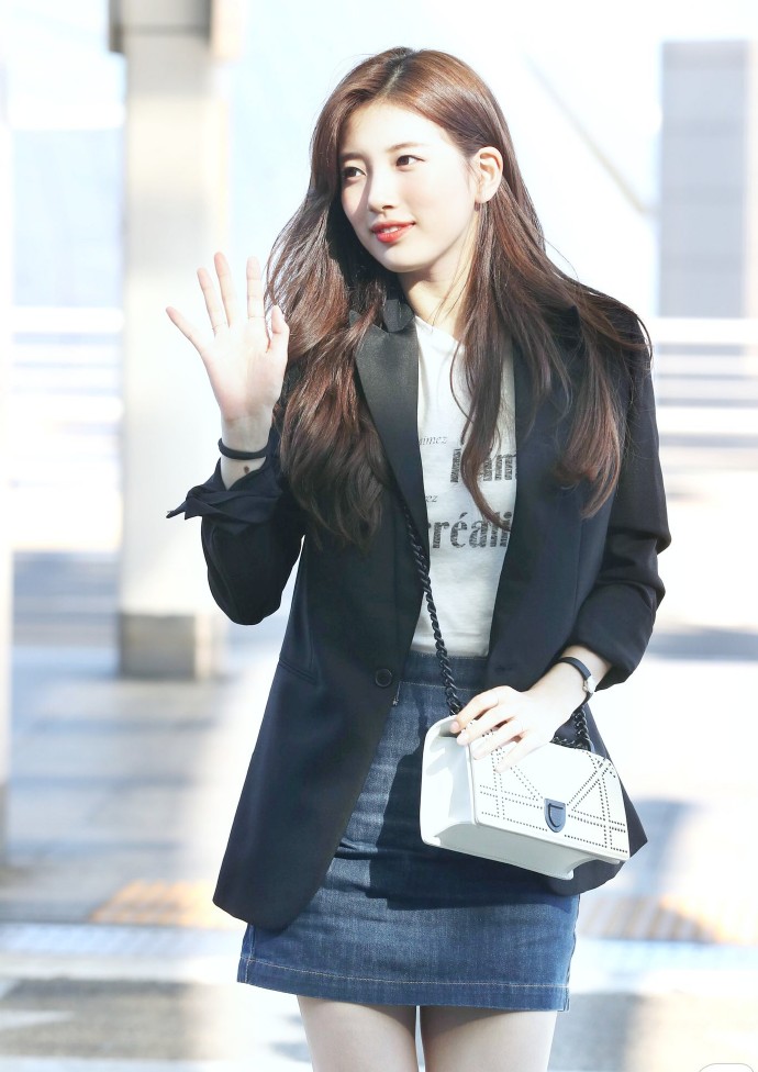 国民初恋的裴秀智黑色西装外套搭配牛仔短裙现身机场 特别凉爽
