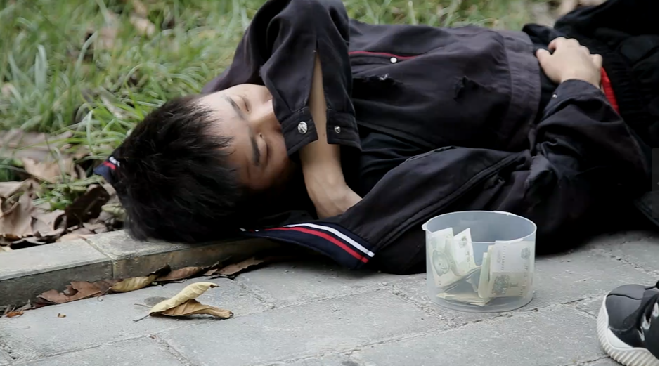 正能量:小伙四肢健全,确要乞讨为生,酒店老板一句话点醒他