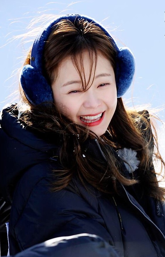 综艺之外的全昭旻除了有点疯以外还是有淑女的一面的,莫名想笑