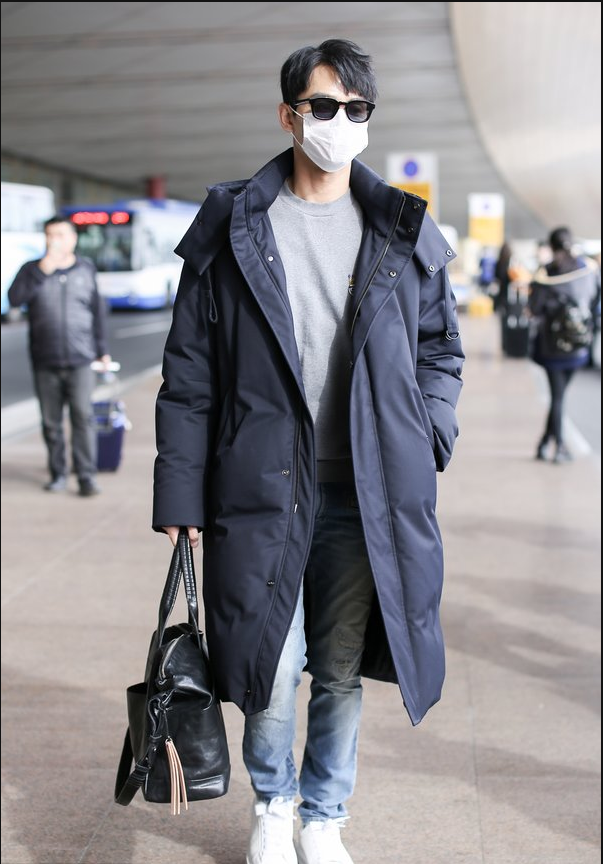 王凯穿黑色羽绒服搭配灰色tee现身机场 简单温暖时髦潮流