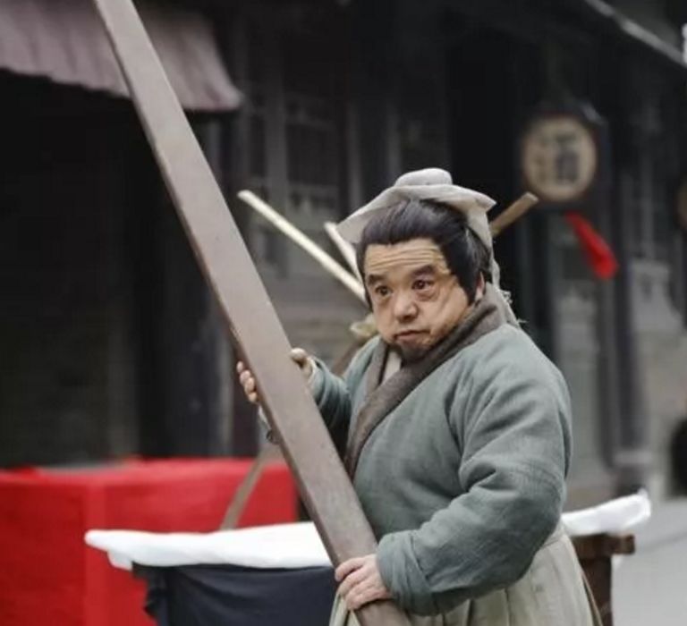 他身高1米28,娶四个老婆,个个高挑漂亮,如今爱情事业双丰收