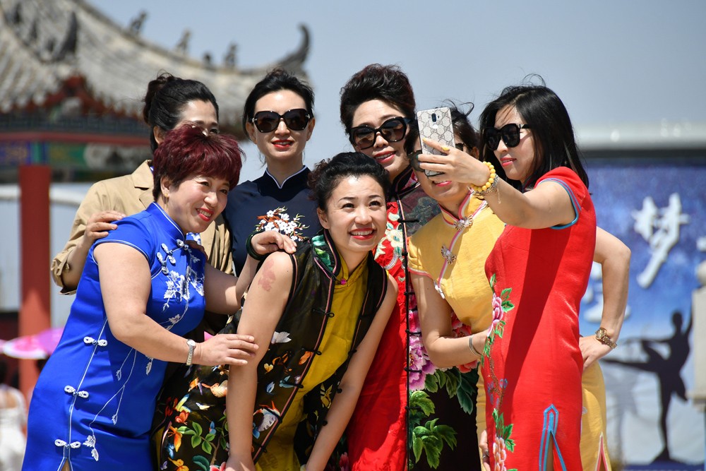 大妈热衷旗袍秀,网友:优雅不扰民,比广场舞好多了,你怎么看?