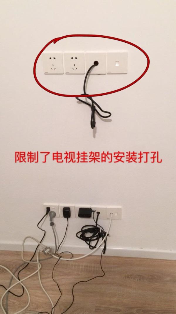 电视墙插座虽然考虑了隐藏式,但是电视机插座的位置没有考虑好,最后