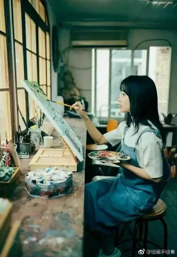 画画的女生总是给人一种优雅淡然的感觉|神圣感|优雅|女生_新浪新闻