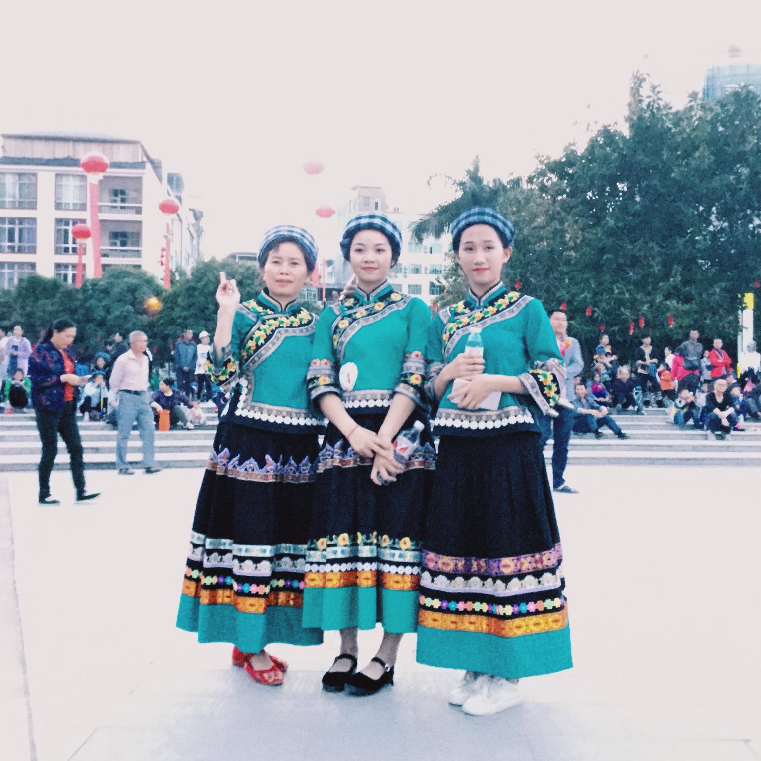 布依族服饰分享布依族人民身着盛装,迎接一年一度的“三月三”