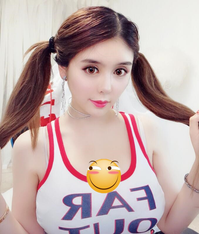 张琪格扎双马尾装嫩 都快30岁的人了还有这么俏皮的一面?