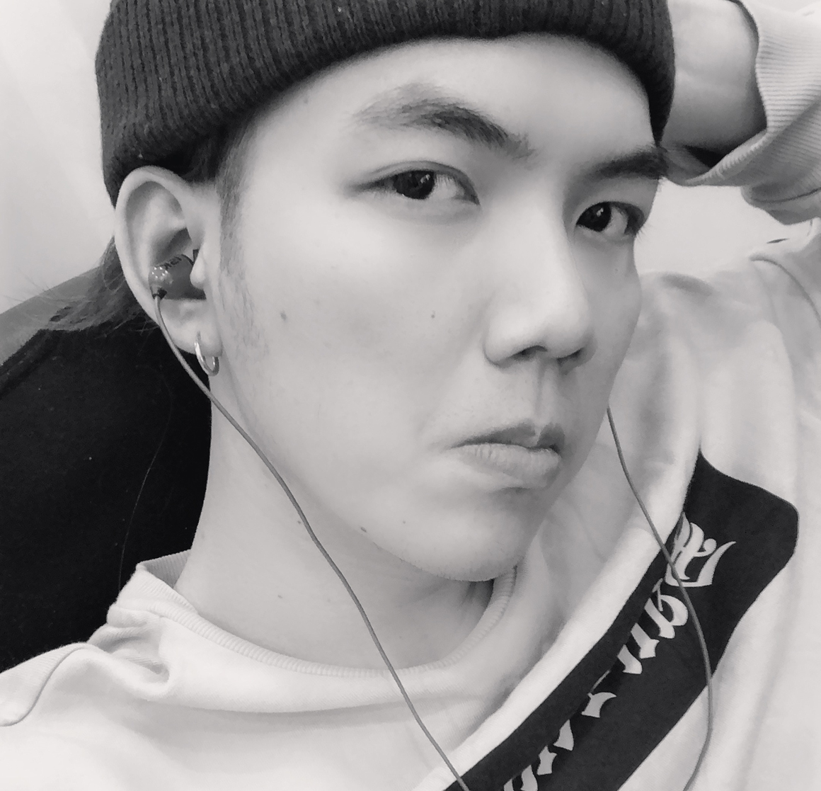 光看他的脸小编不说恐怕你也知道他是谁的替身了吧,他叫钟瑞轩,不但跟