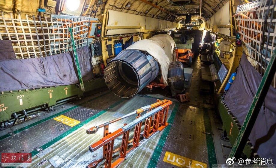 记者登伊尔-76md参观