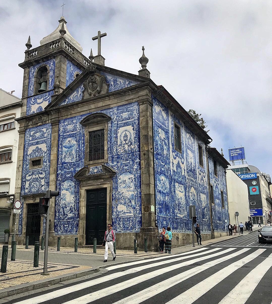 保留了18世纪风格的葡萄牙圣灵教堂青花瓷装饰了整个教堂的外墙面如