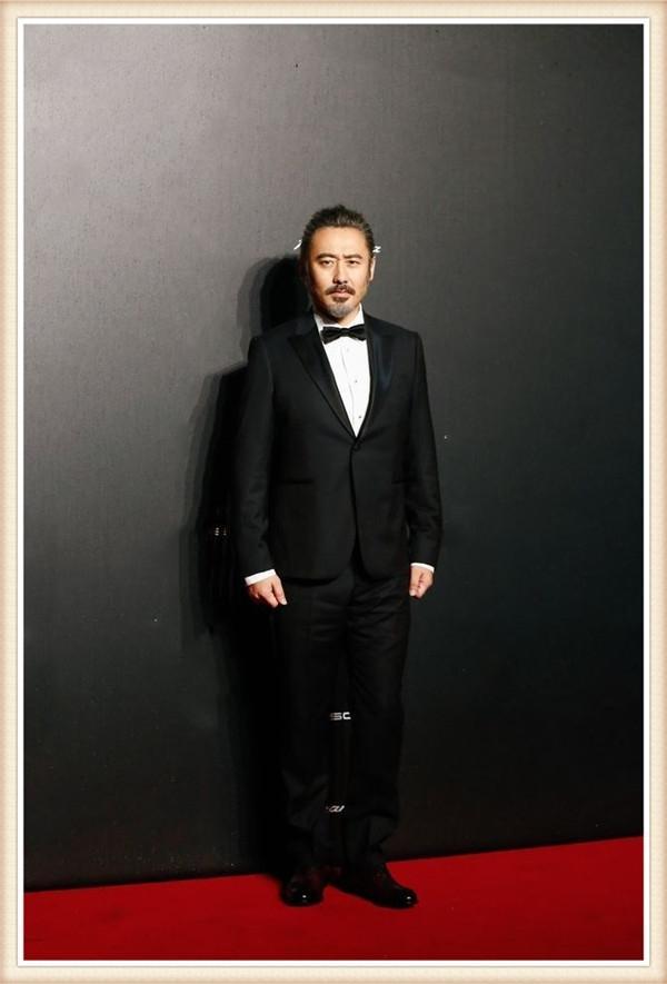 大叔今天穿着正装呢,一身黑色西装,里边白衬衫,黑白分明,头发都梳在