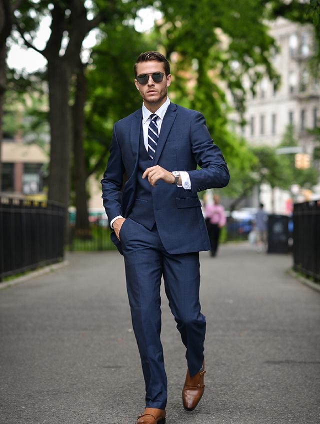 白色衬衫带法式袖扣