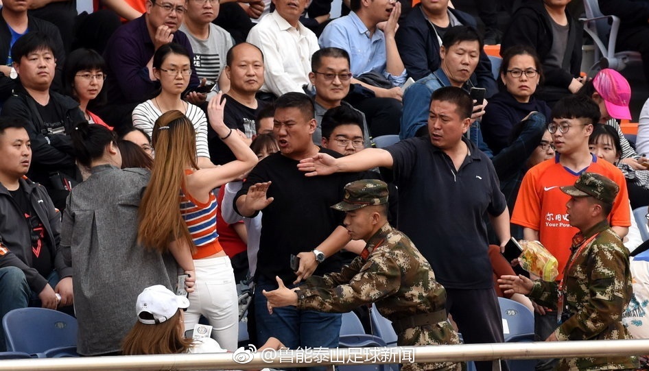 今天看台上的女球迷打架是咋回事.