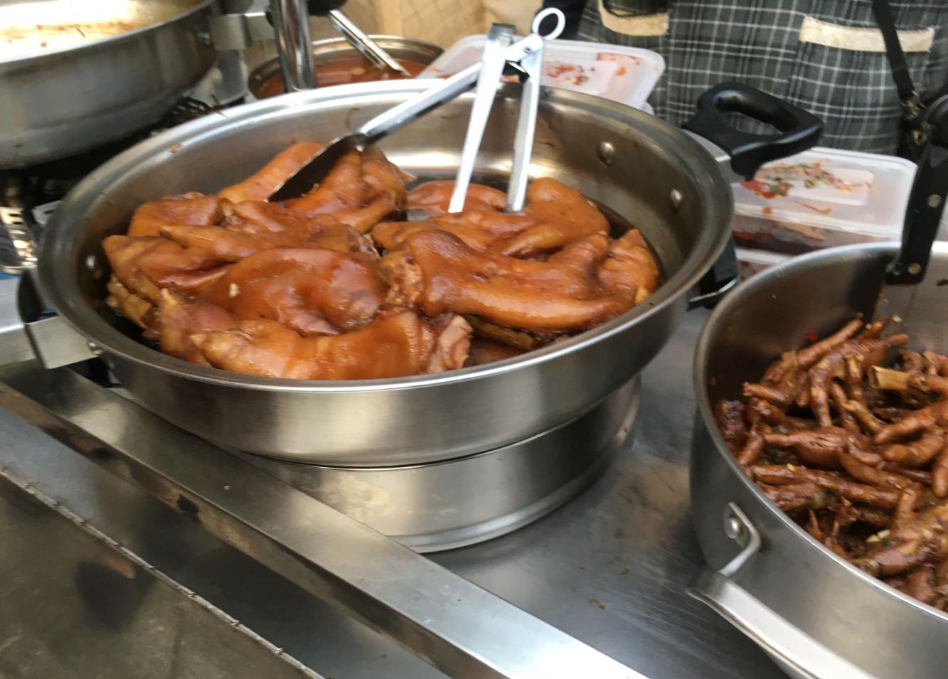 女子沿街摆摊卖"卤味", 15块钱一份没人要, 40块钱2份遭热捧