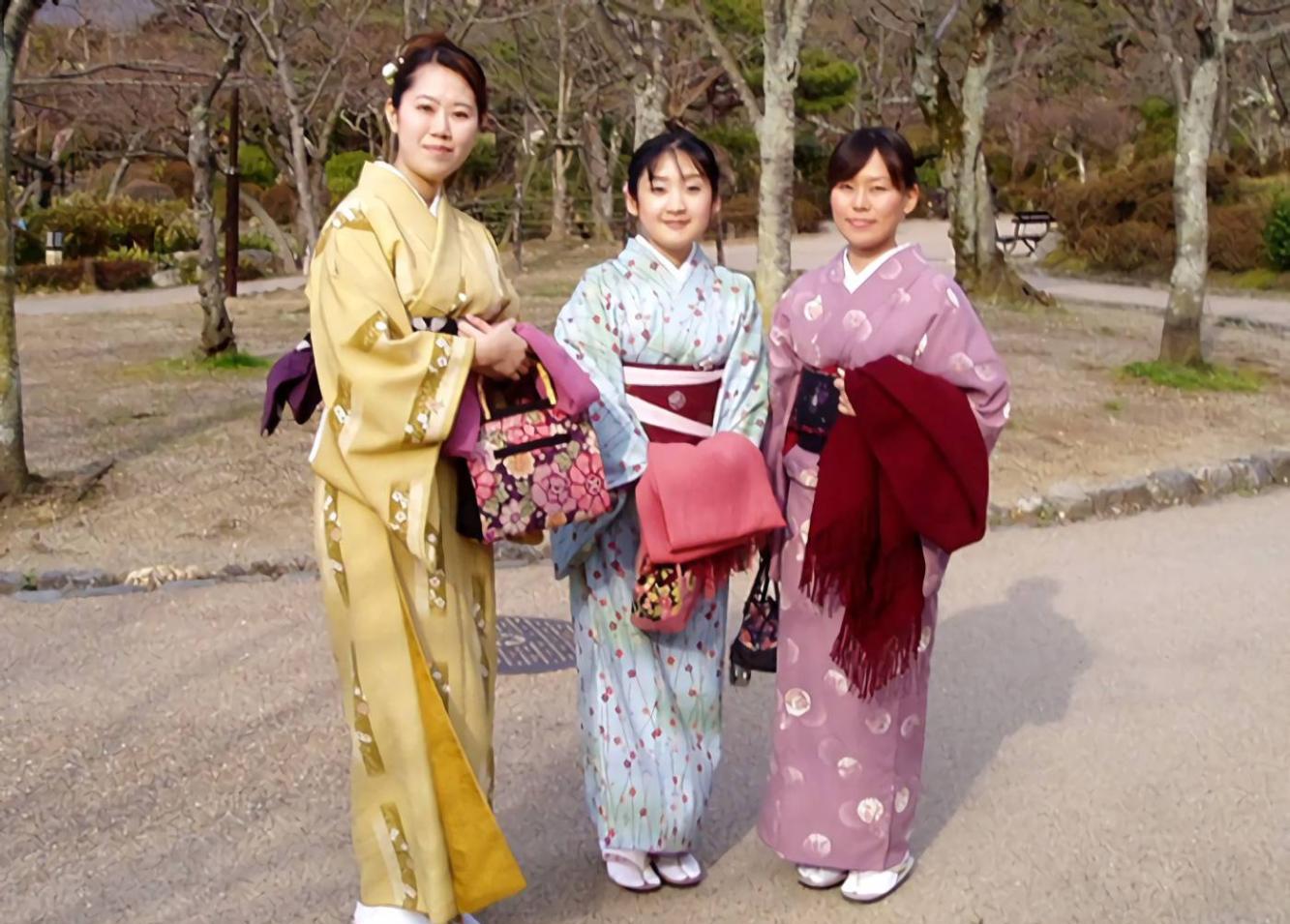 日本这个地方满街都是中国游客, 日本女人从她们身边走过