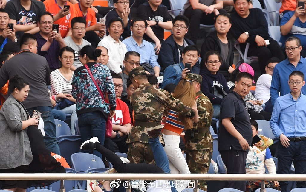 今天看台上的女球迷打架是咋回事.....|看台|球迷_新浪新闻