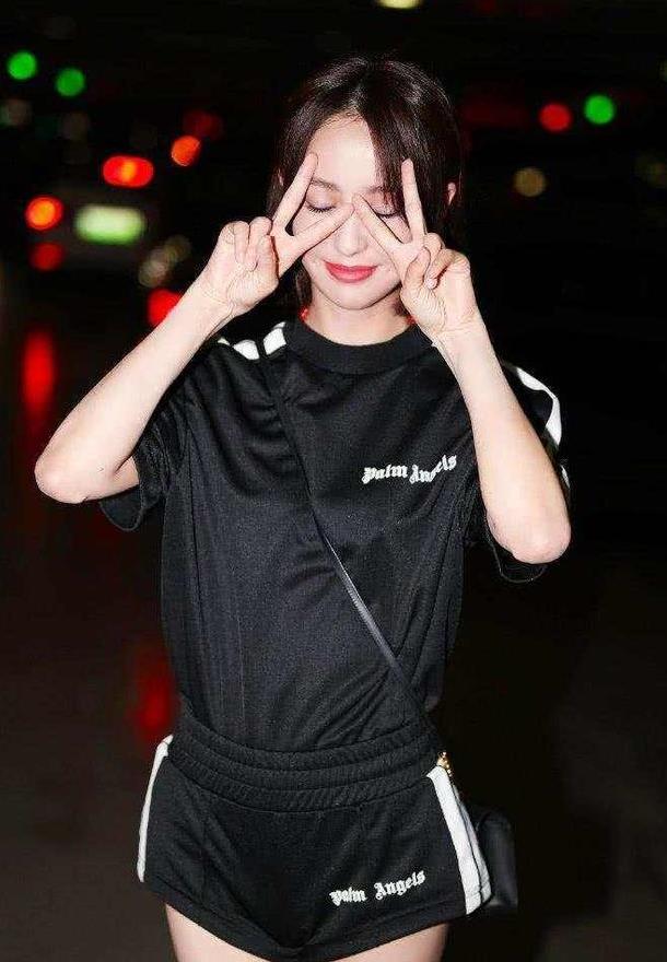 佟丽娅厉害了!运动裤穿出三角裤效果,网友:袁姗姗都没你敢穿!