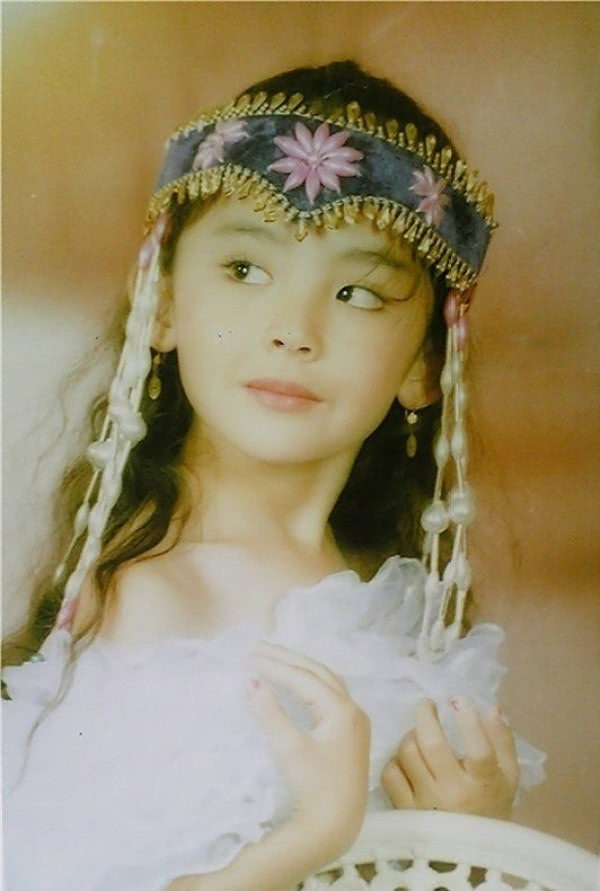 孙俪晒小花妹妹跳舞照,舞姿优美的像只小白天鹅