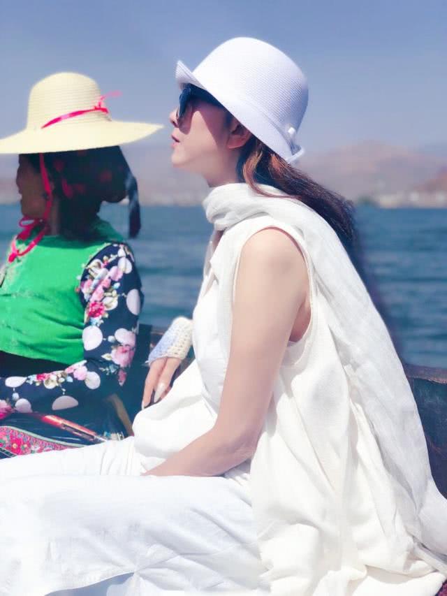 网友晒照与杨丽萍在大理洱海乘船游玩,59岁的她还很美手指甲抢