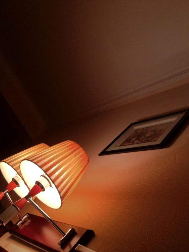 随手关灯是省电还是更费电?越看越不对劲,原来我错了这么多年!