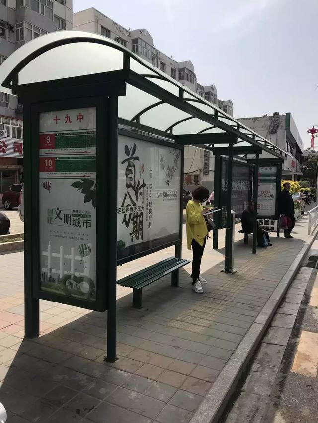 张家口公交车站里的百态人生!