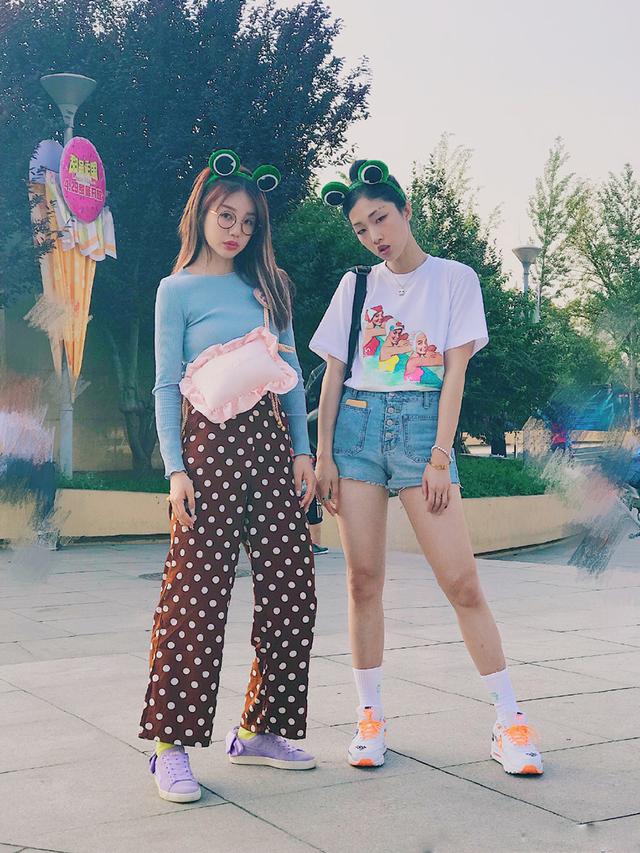 修身的灰色上衣塞进波点长裤中,格外凸显腿部的修长,让身高166公分的