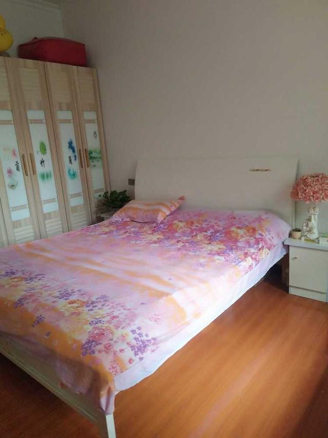 主卧里面还放了张小床.