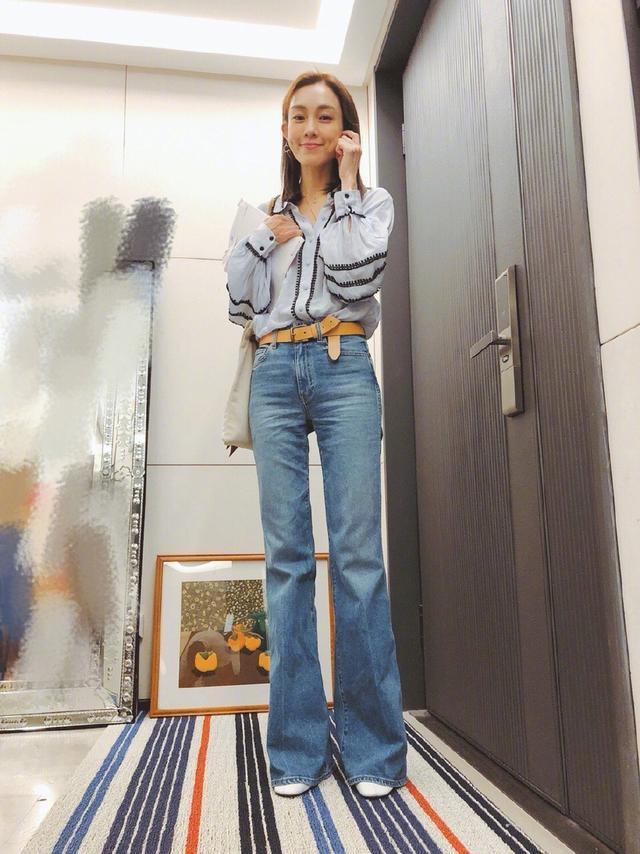 范玮琪扎丸子头搭配青花旗袍复古又时尚网友头饰太抢眼了