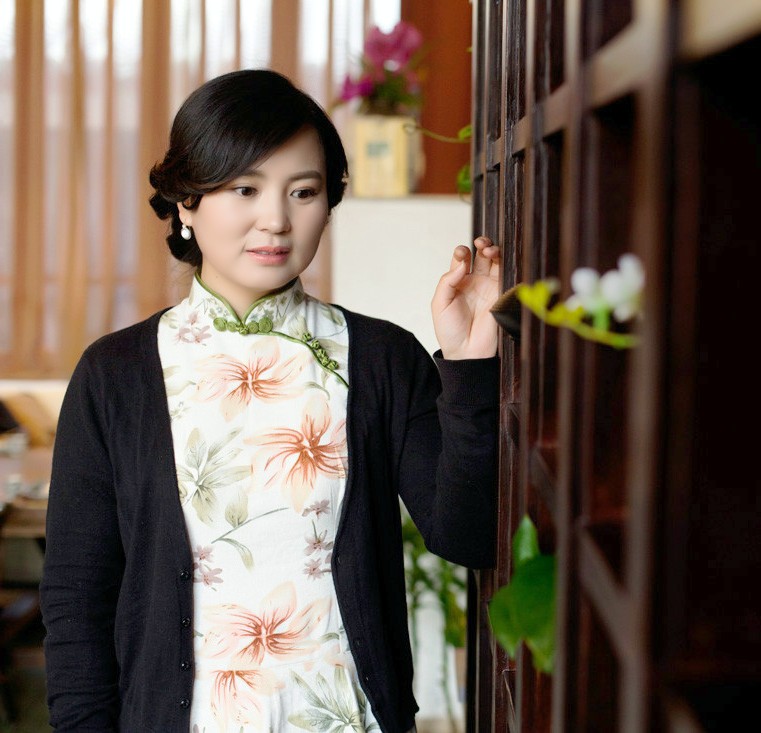 一个端庄文雅,有着民族风情美的女子