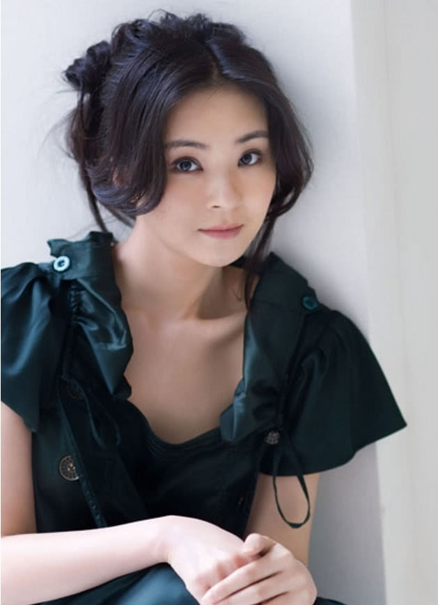 她与陆毅是上戏同学,从影多年无人问津,却嫁二婚男神被宠成公主