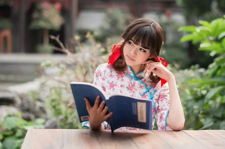 心理测试:你喜欢哪个爱读书的女孩,测你对以前的初恋还会心动吗