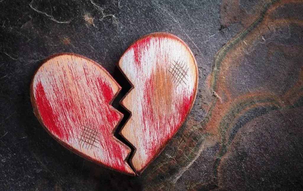 心理测试你会缝合哪一颗破碎心测前任出现会让你的感情破裂吗