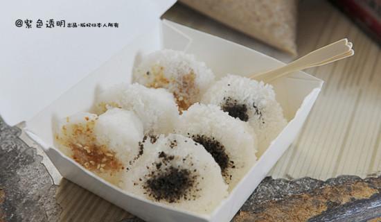 制作好的状元糕,花生和黑芝麻可以拼在一盒内.