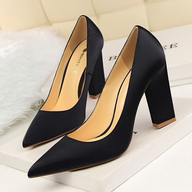 小个子女生看这里,适合你的粗跟尖头高跟鞋都在这里了