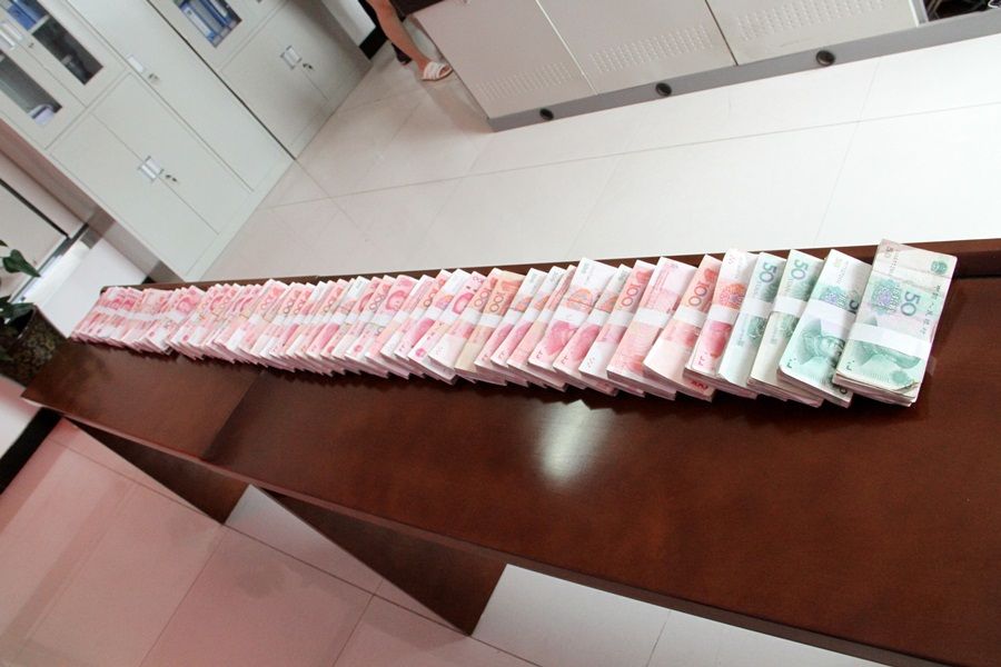 29"特大诈骗案 现场发还现金