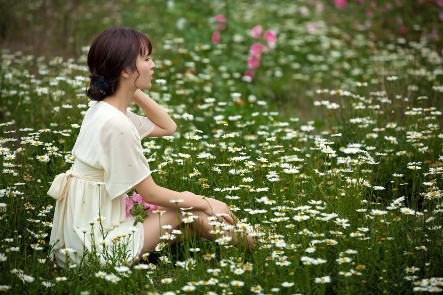 开满野花地里美景下的裙装女孩