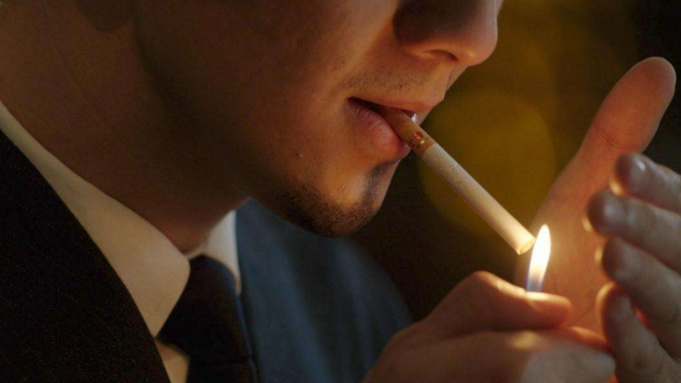 为什么说打一次火,最多只能给两个人点烟,不能给第三个人点烟?