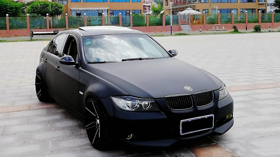 少女也有改装梦山东妹子将宝马320i打造成宽体大尾翼战车