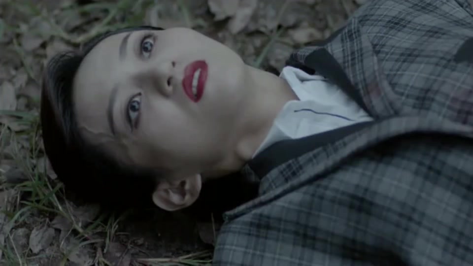 女特务击毙处长还想逃跑,特工施展绝世武功干掉她.