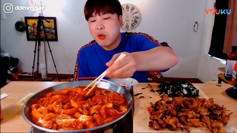 韩国大胃王donkey:吃一锅芝士炒年糕,无骨鸡爪,紫菜饭团